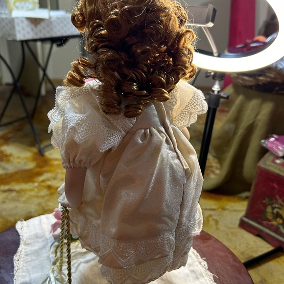 Heritage Signature Porcelain Doll Collection Lily New in Box - Picture 4 of 12